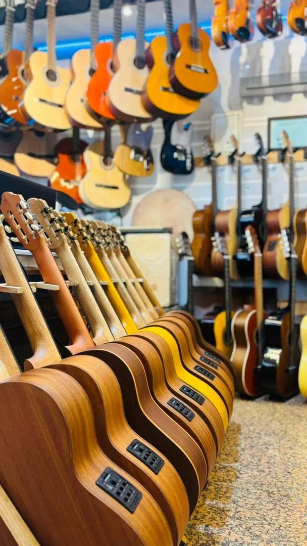 گیتارهای وارداتی پیکاپدار ومعمولی آلن خورقسطی بخر|گیتار، بیس، امپلیفایر|آمل, |دیوار
