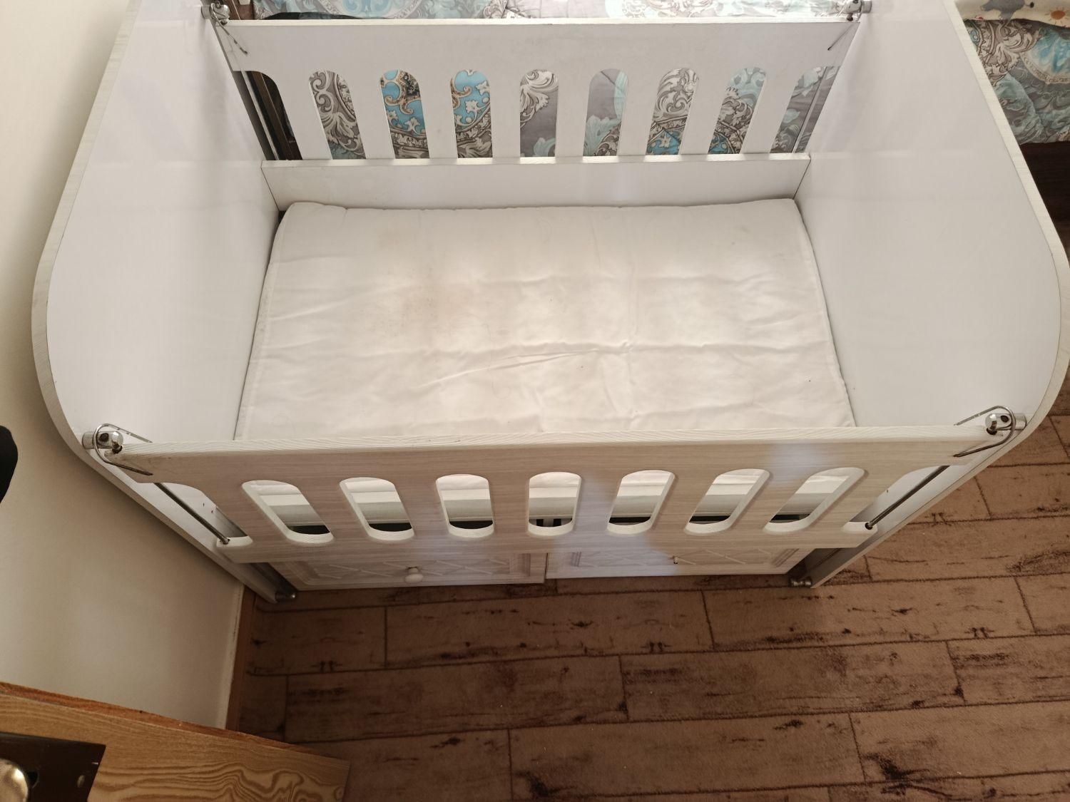 تخت کنار مادر|تخت و صندلی بچه|رشت, سعدی (تختی)|دیوار