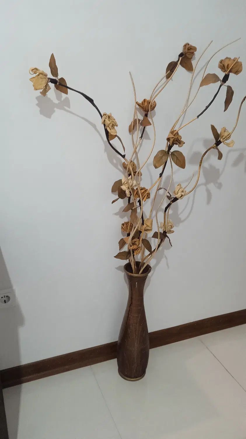 گلدان سفالی و گل پارچه ای|گل مصنوعی|اصفهان, باغ فدک|دیوار