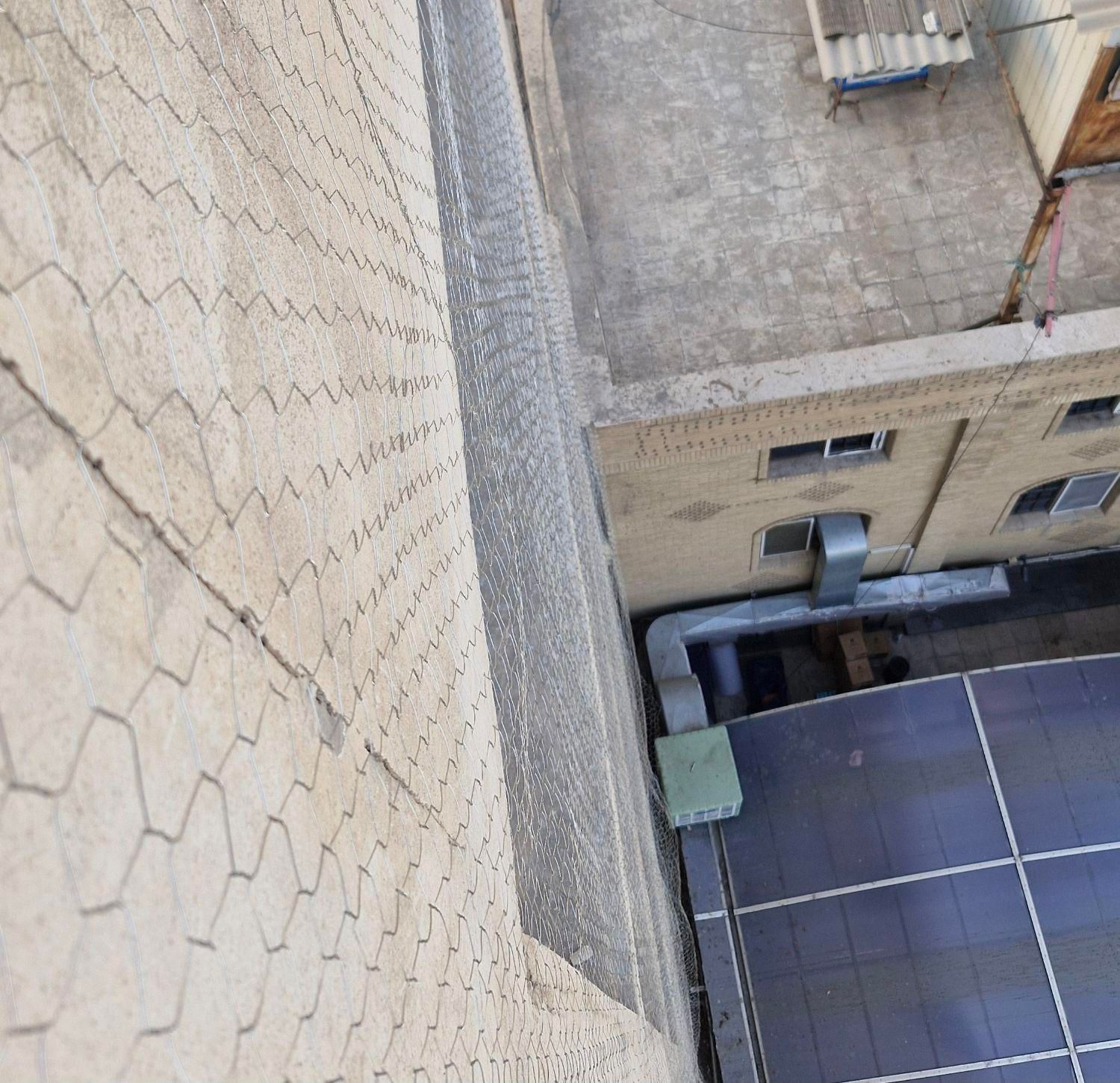 نصب توری مرغی جهت جلوگیری ورودکبوتر به پاسیو بالکن|خدمات پیشه و مهارت|تهران, تهرانپارس غربی|دیوار