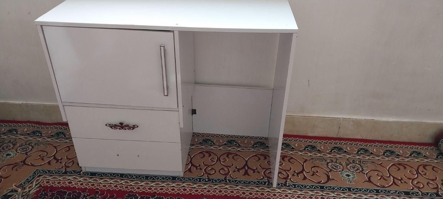میز تمیز سالم نو با قیمت مناسب به فروش میرسد|میز تحریر و کامپیوتر|لردگان, |دیوار
