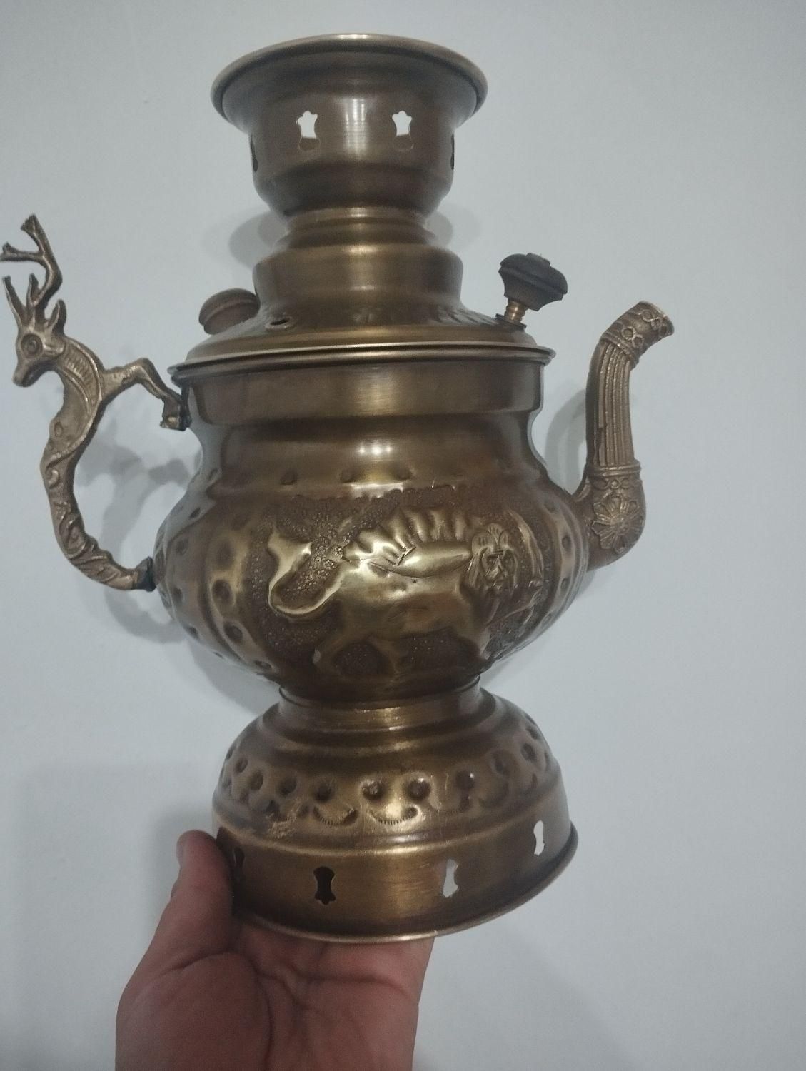 سماور زغالی برنجی|کلکسیون اشیاء عتیقه|قروه, |دیوار