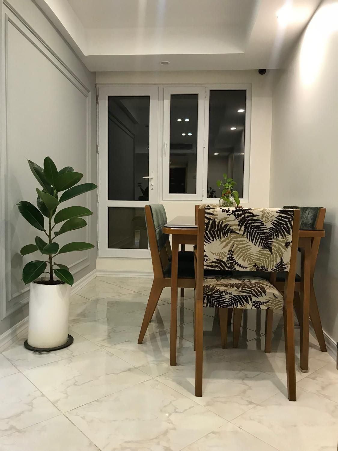 ناهارخوری شیک با چوب راش و صفحه چوب بلوط|میز و صندلی غذاخوری|تهران, باغ فیض|دیوار