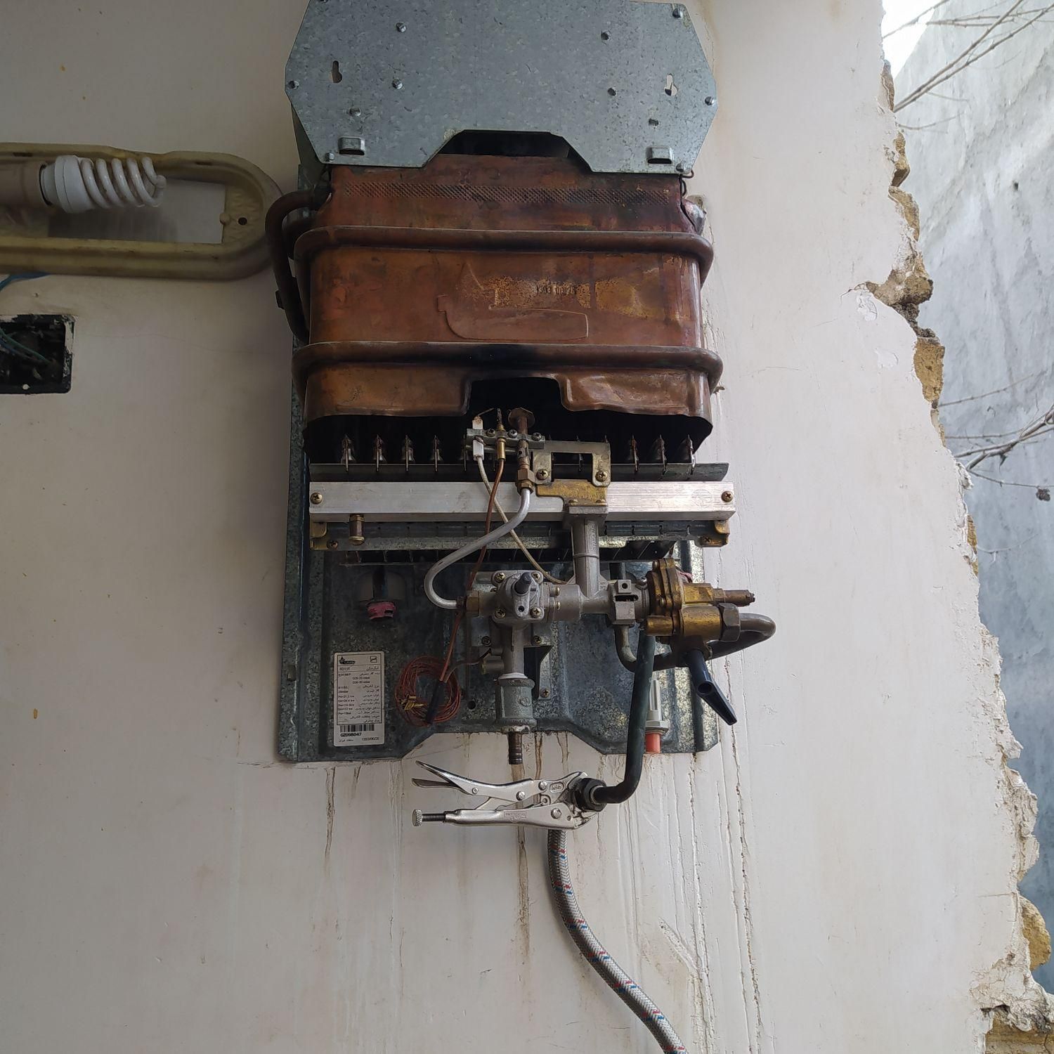 تعمیر آبگرمکن دیواری بوتان و لوله کشی ساختمان|خدمات پیشه و مهارت|مشهد, گاز|دیوار