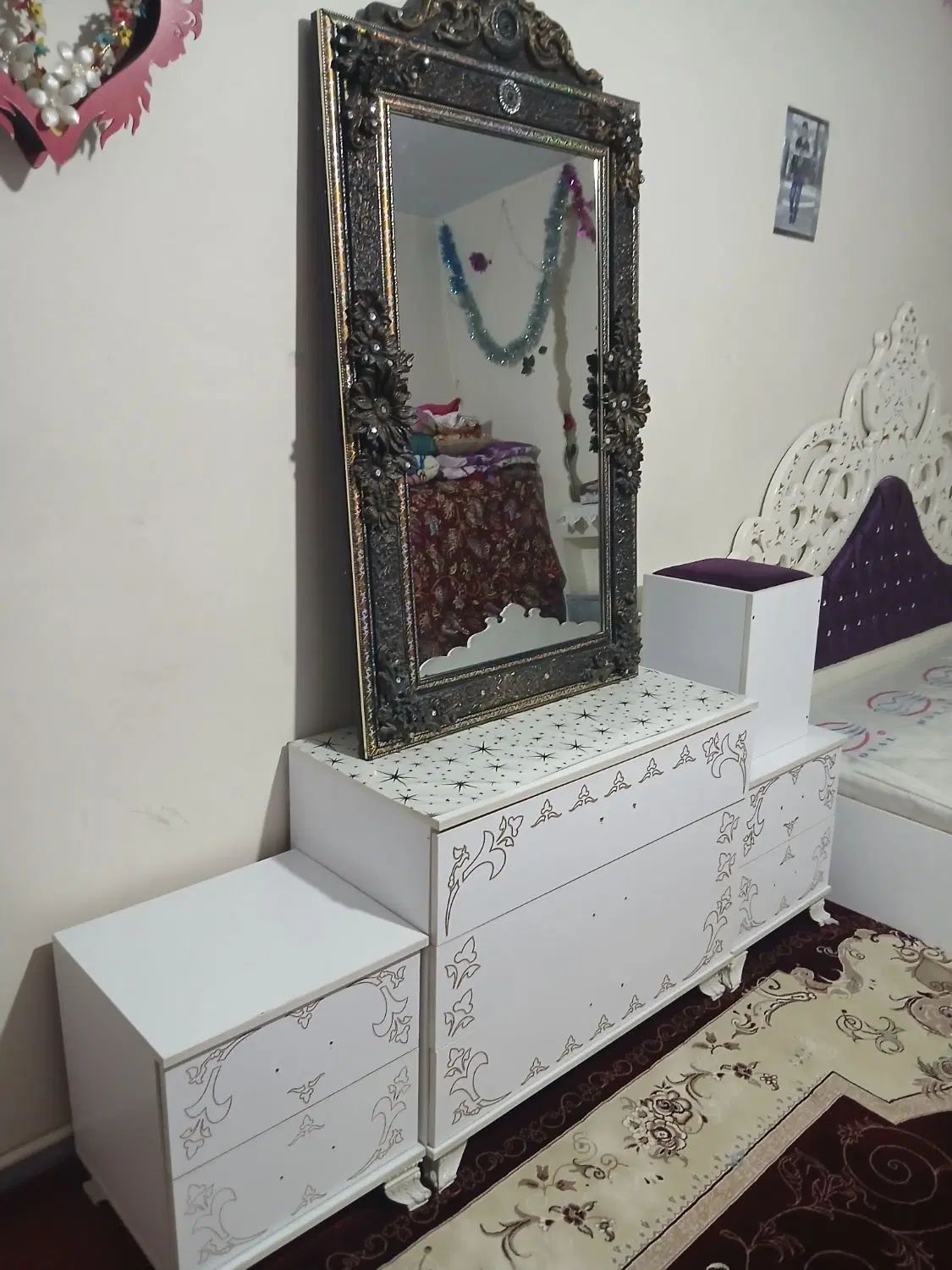تخت خواب دونفر همرا اینه میز مبل راحتی 6عدد پشتی|حراج|رباط‌کریم, منجیل آباد|دیوار
