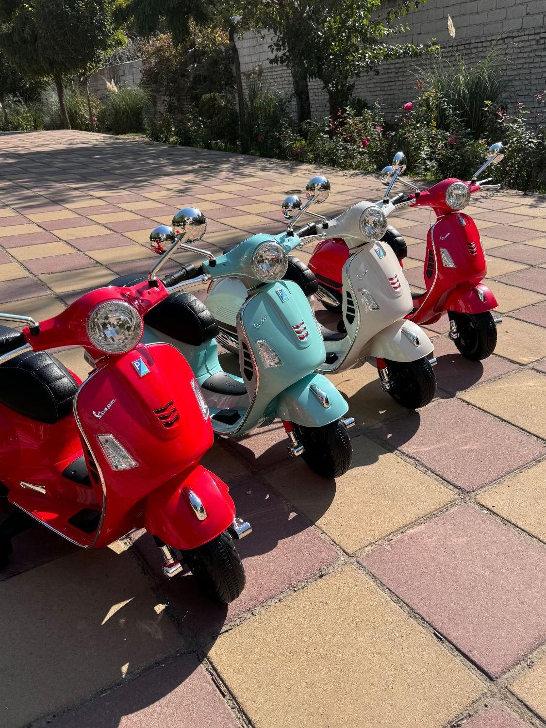 ماشین موتور شارژی وسپا (اورجینال) دو موتوره|اسباببازی بچه|کرج, فاز ۱ مهرشهر|دیوار