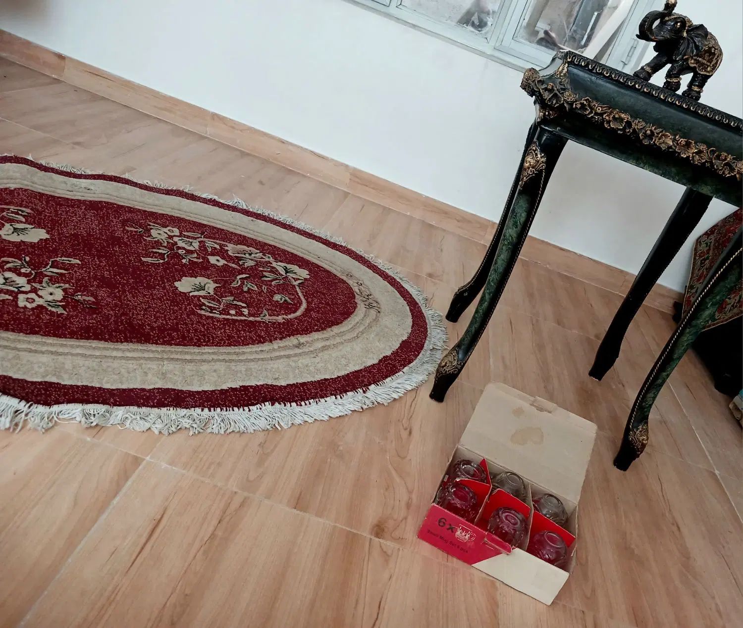 حراج کنار سالنی یک قالیچه و وسایل دیگه همگی سالمن|حراج|تبریز, |دیوار