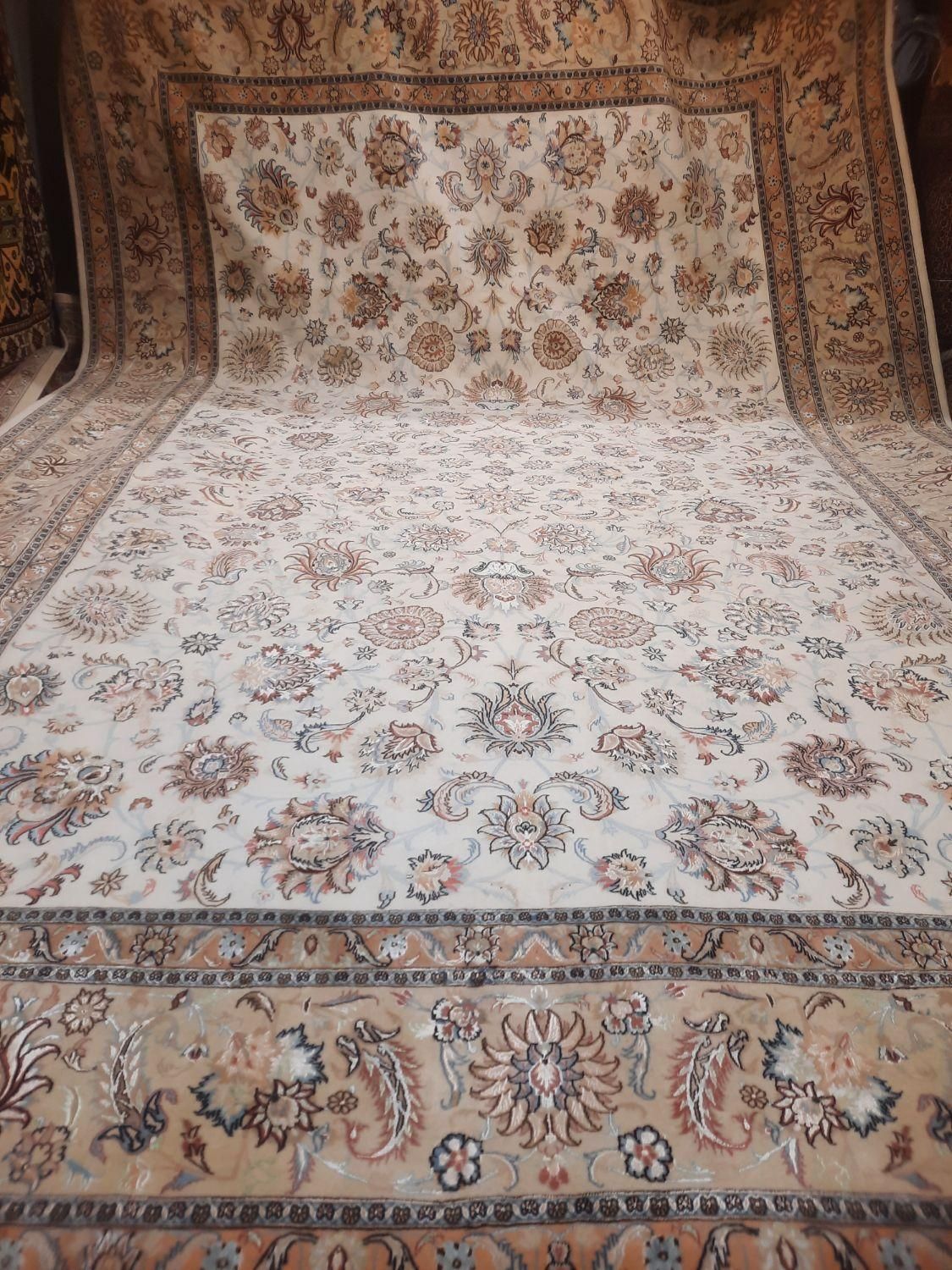 فرش دستباف بزرگ پارچه چله ابریشم افشان|فرش|مشهد, حرم مطهر رضوی|دیوار