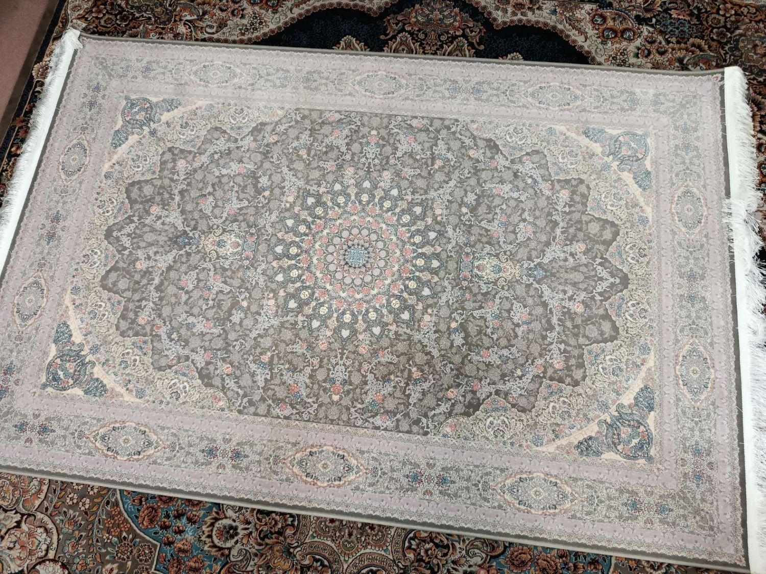 تخته فرش ۴ متری محتشم  اک طرح برجسته و زیبا|فرش|اصفهان, ارغوانیه|دیوار