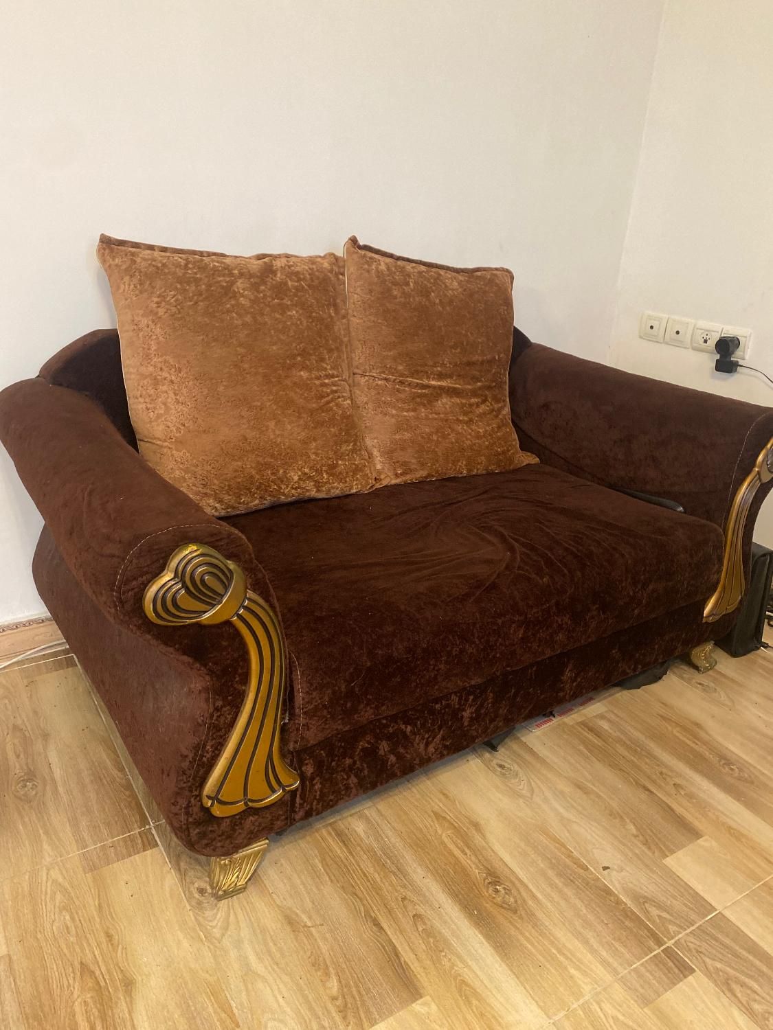 یک دست مبل ۷ نفره چهار سیصد|مبلمان خانگی و میز عسلی|رشت, شکار اسطلخ|دیوار