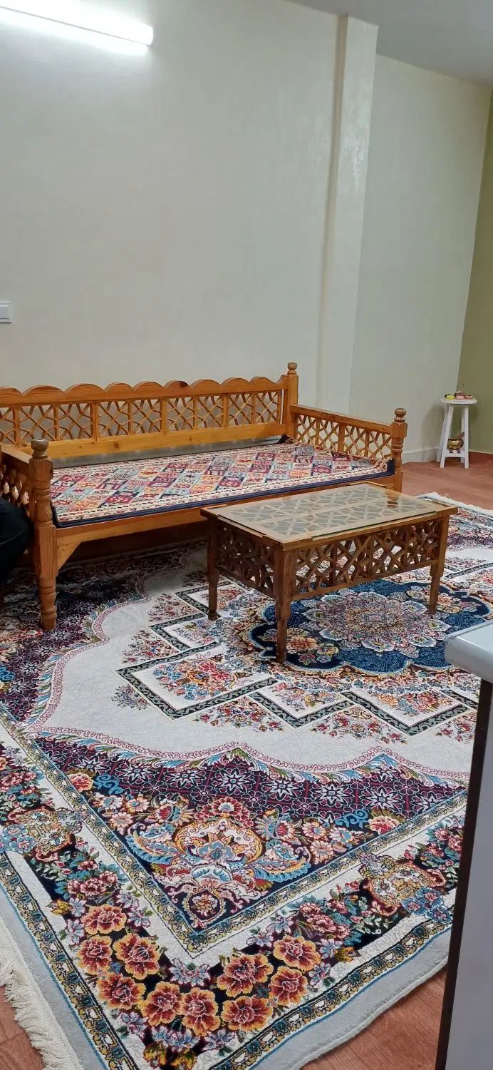 تخت سنتی با قالیچه و صندلی و میز جلومبلی|مبلمان خانگی و میز عسلی|ری, علایین|دیوار