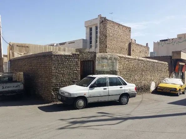 زمین حدودا ۱۰۰ متری دیوارکشی شده سه بر منبع آب|فروش زمین و ملک کلنگی|قم, منبع آب|دیوار
