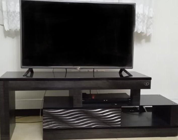 تلویزیون 42 اینچ LG اصل به همراه میز و دستگاه CD|تلویزیون و پروژکتور|تهران, نازی‌آباد|دیوار