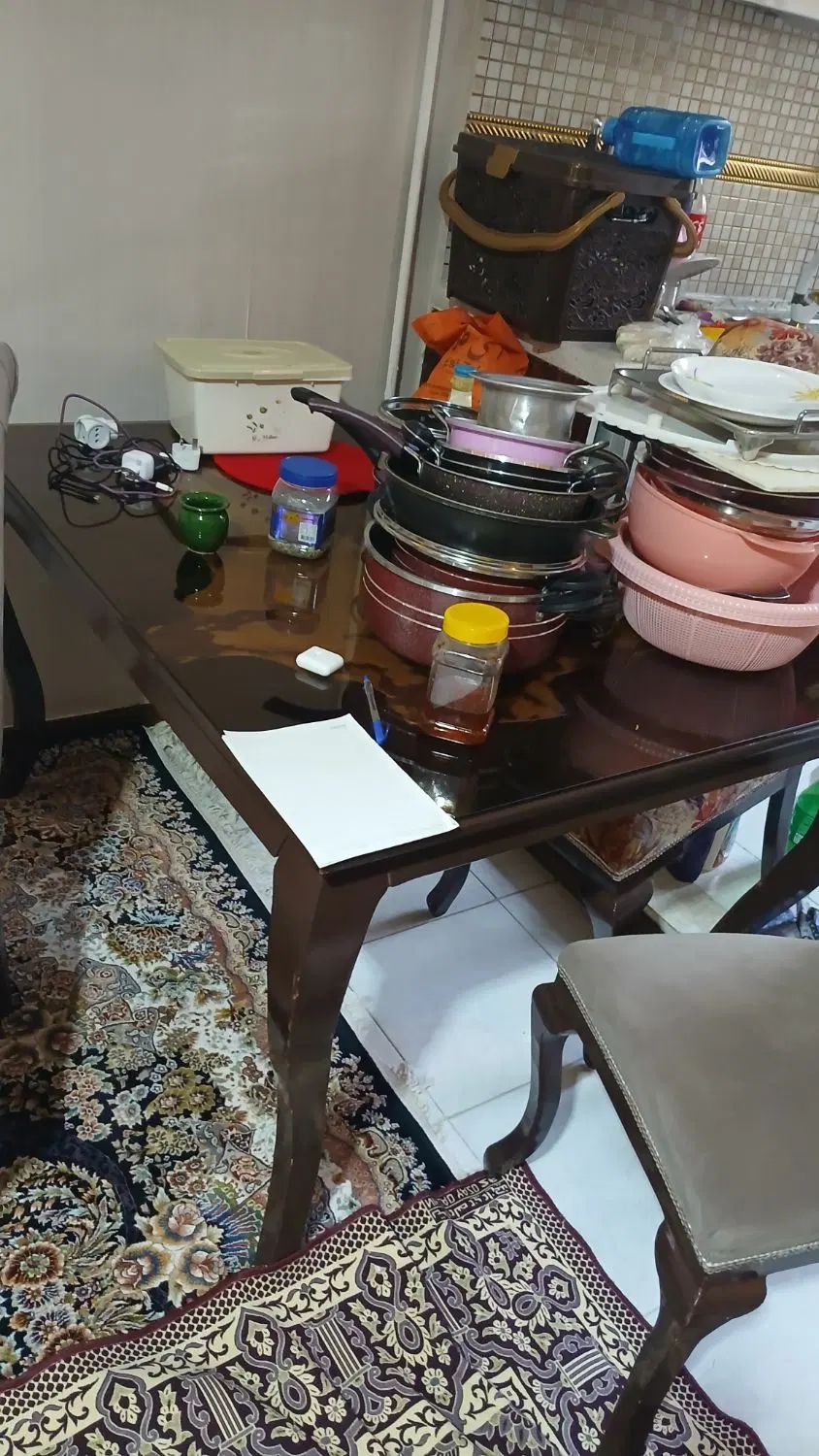 میز ناهار خوری با ۴ عدد صندلی سالم شسته شده تمیز|میز و صندلی غذاخوری|اندیشه, اندیشه فاز ۱|دیوار