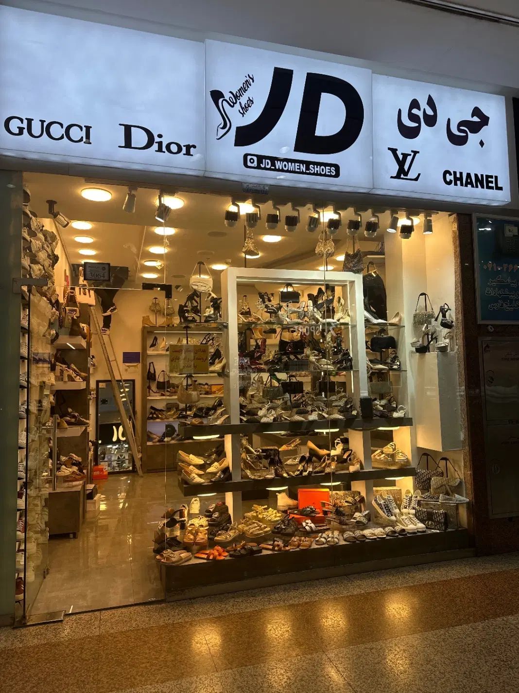 به چند همکار آقایا خانم جهت فروشندگی و انبارداری ن|استخدام خدمات فروشگاه و رستوران|شیراز, گلستان|دیوار