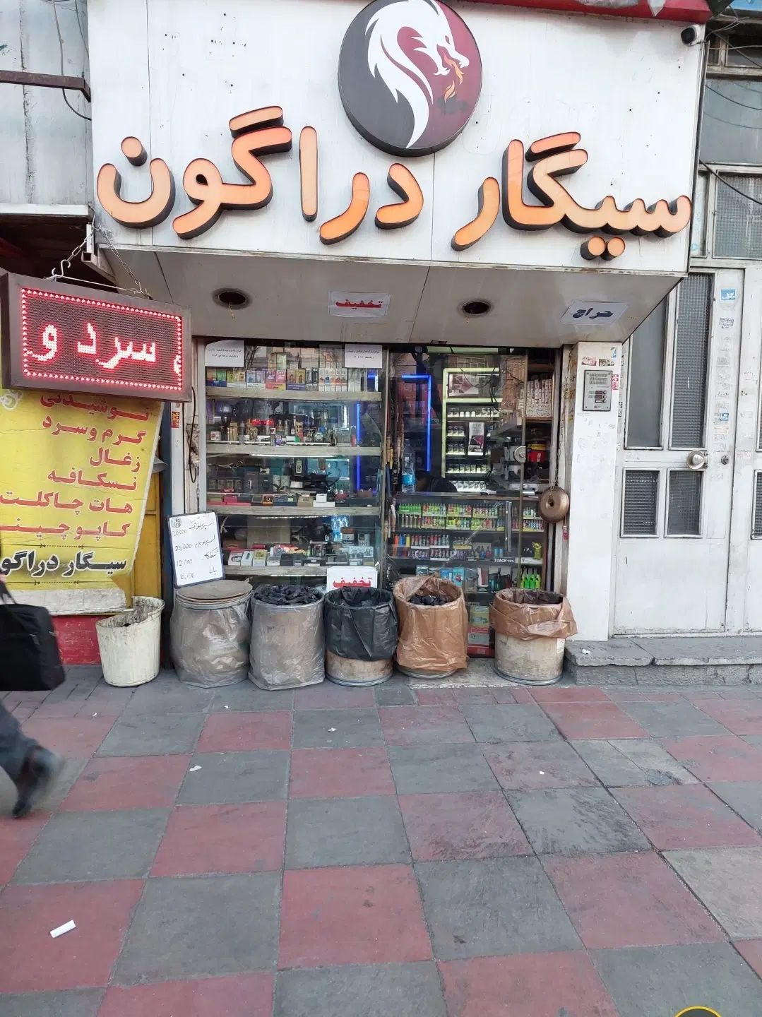 ۱۰متر مغازه فعال بر اصلی نبش خیابان همایی بر رسالت|فروش مغازه و غرفه|تهران, مجیدیه|دیوار