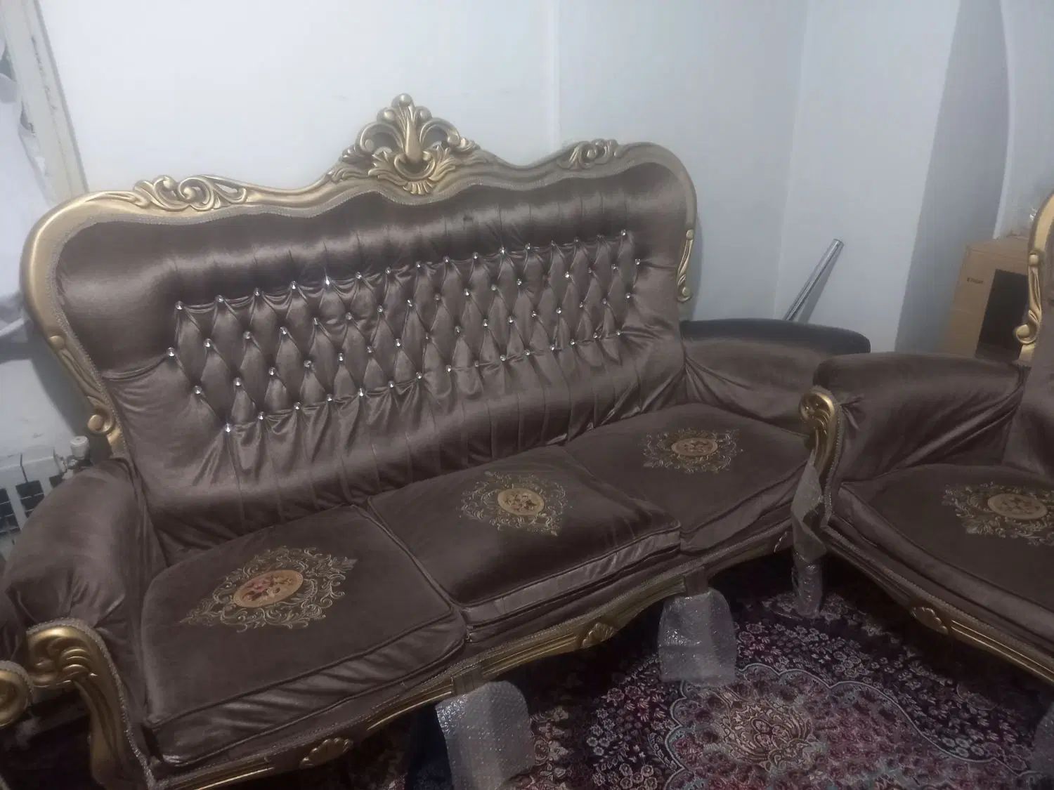 مبل سلطنتی ۹ نفره به همراه دو عدد میز عسلی|مبلمان خانگی و میز عسلی|تهران, آرارات|دیوار