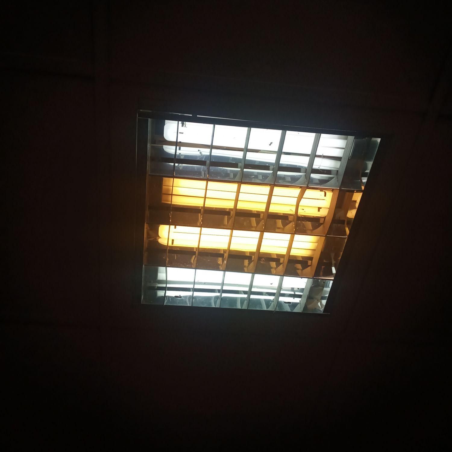 قاب مهتابی با تعدادی لامپ|لامپ و چراغ|رشت, گلسار|دیوار