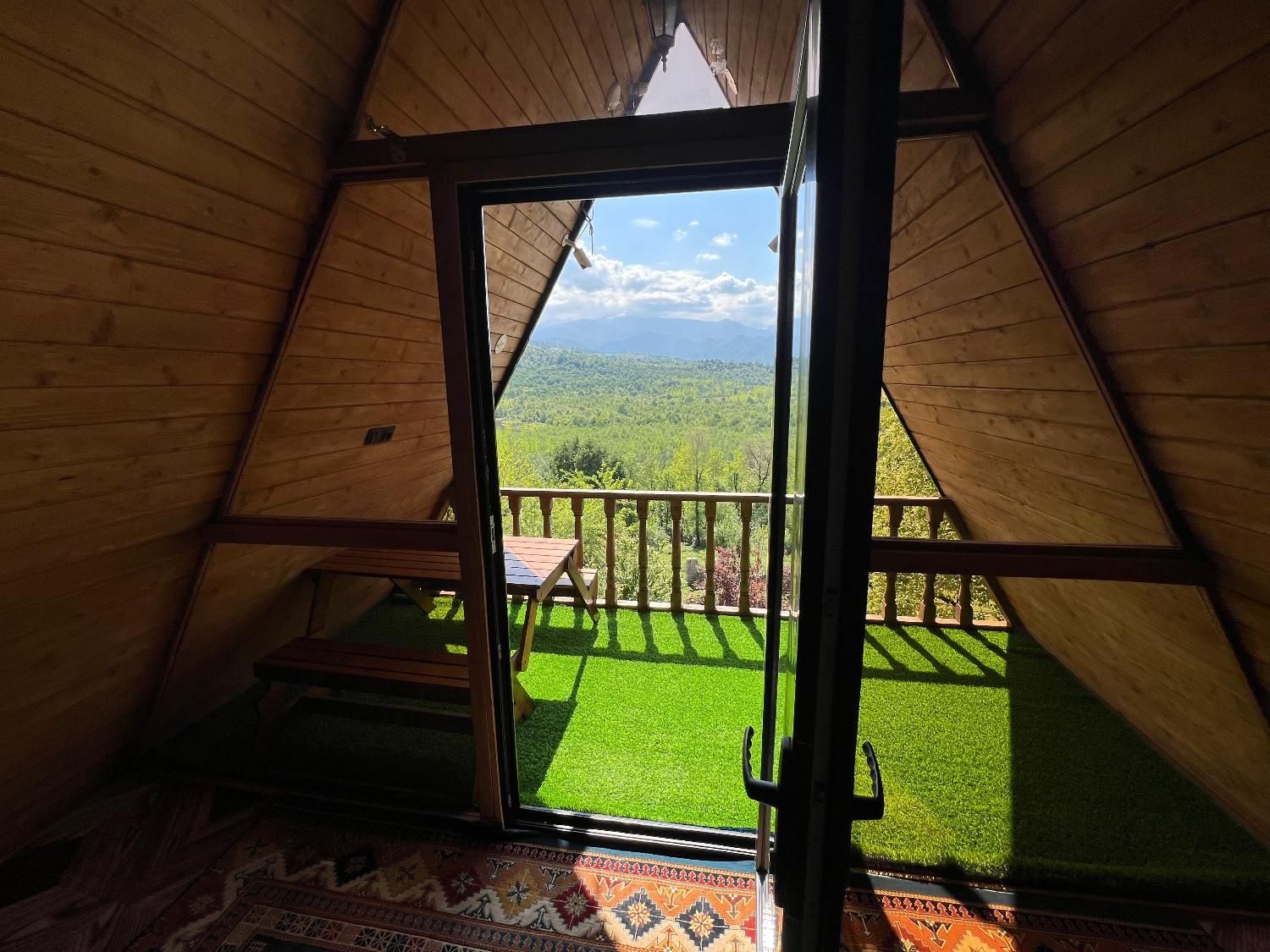 کلبه سوییسی ویو جنگلی|اجارهٔ کوتاه‌مدت ویلا و باغ|شفت, |دیوار