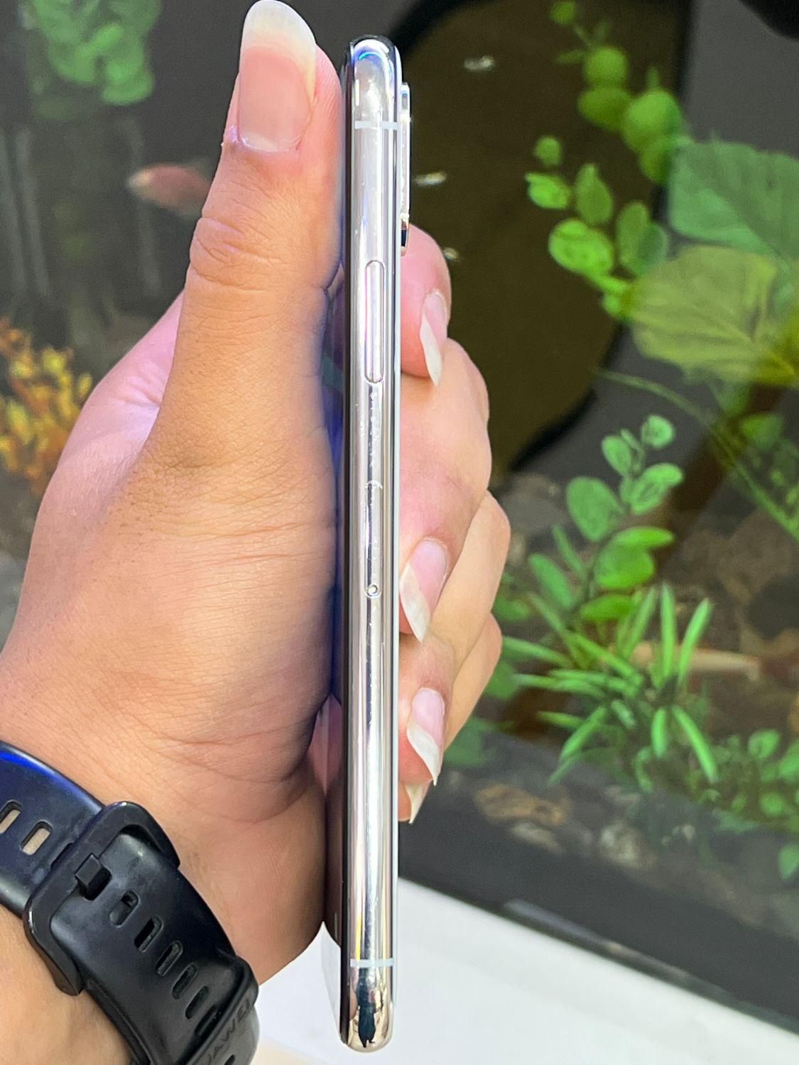 آیفون XS نقره‌ای 256GB اصل با گارانتی|موبایل|نیشابور, هفده شهریور|دیوار