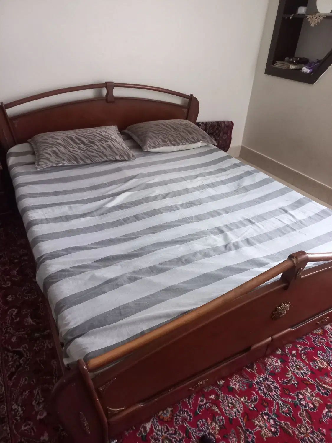 تخت دونفره چوبی + دوتا پاتختی قیمت مناسب فروش فوری|تخت و سرویس خواب|تهران, دهکده المپیک|دیوار