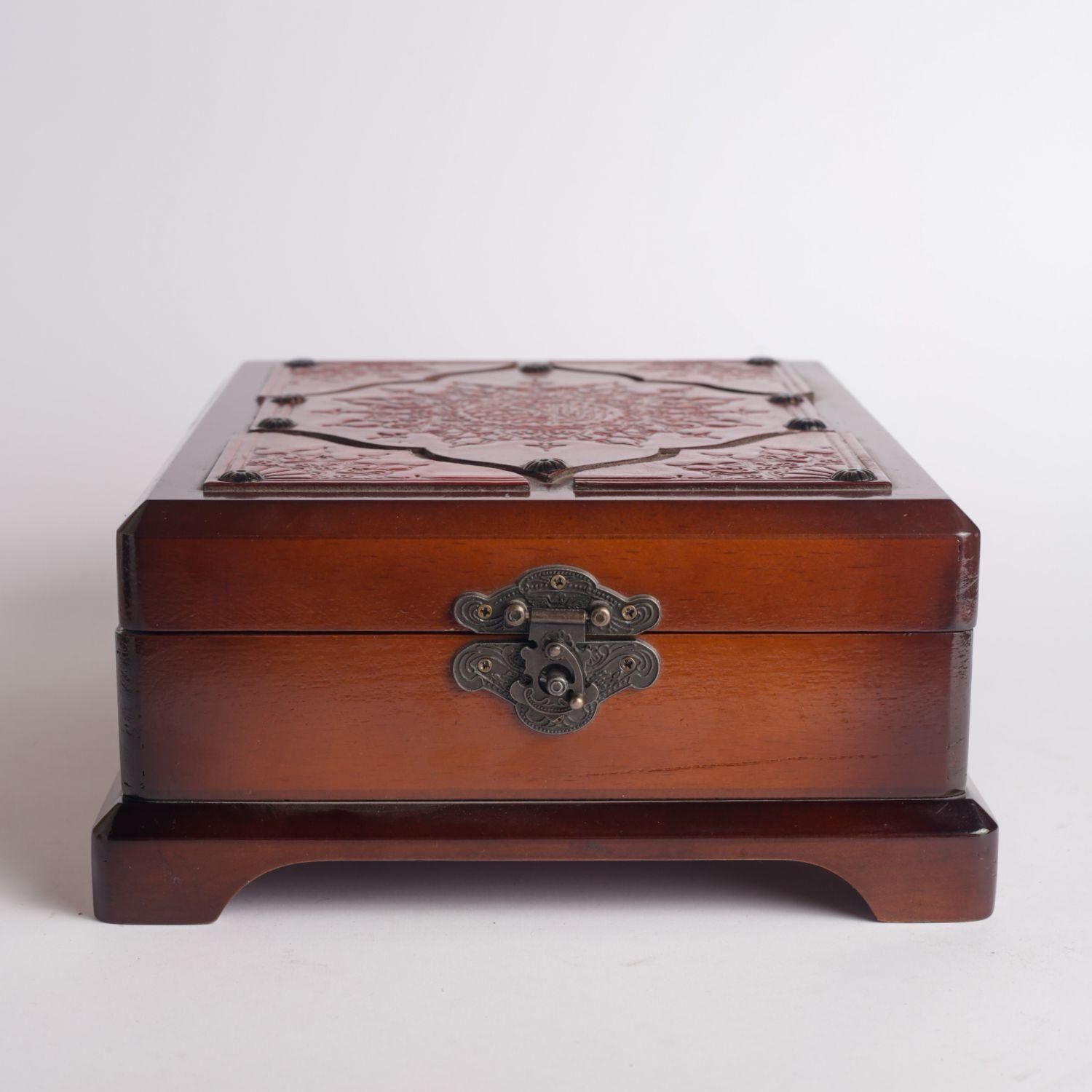 قرآن نفیس چرم کارشده با جعبه خاص(کد۲۴)     فخررازی|کتاب و مجله مذهبی|تهران, بهارستان|دیوار