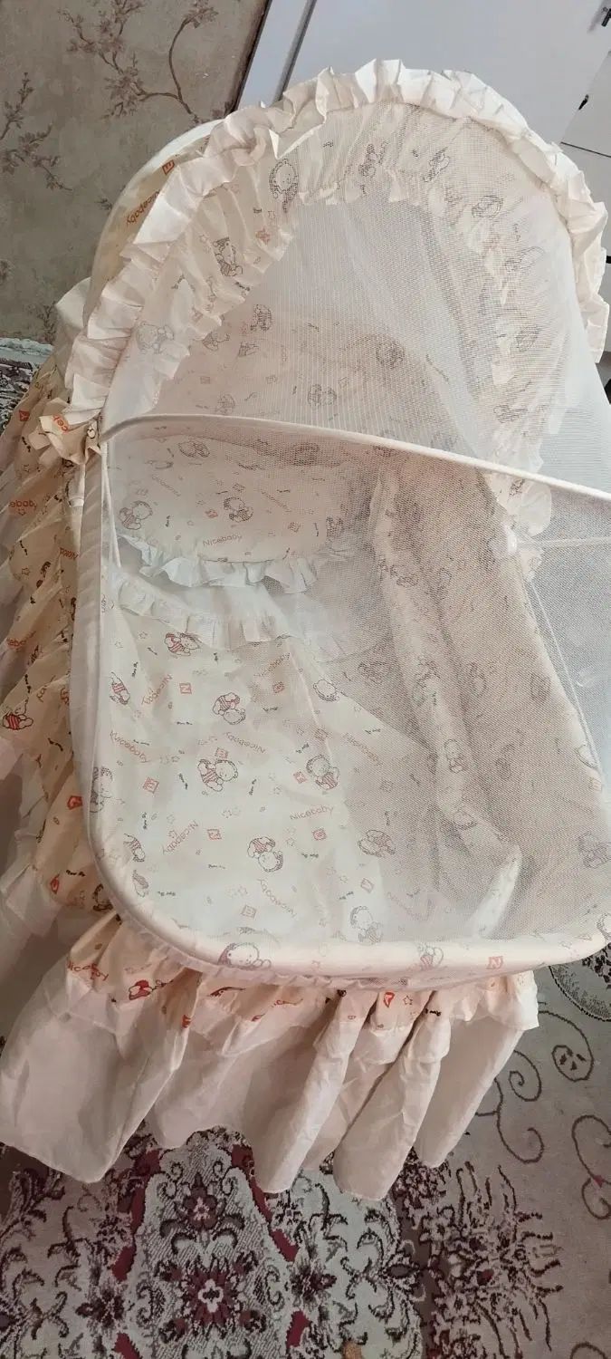 گهواره  چرخدارتاشو کنار تخت مادر|تخت و صندلی بچه|مشهد, حجاب (شهرک غرب)|دیوار