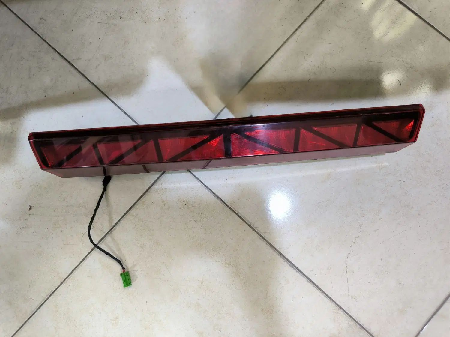 چراغ خطر روی صندوق عقب تارا (وسطی)|قطعات یدکی و لوازم جانبی|اصفهان, وحید|دیوار