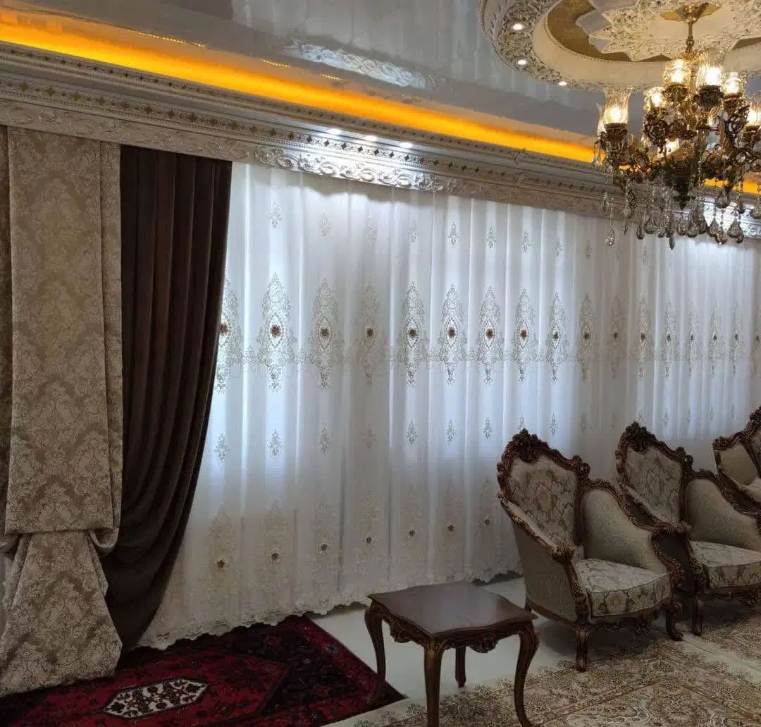 پرده پذیرایی حریر گل برجسته ترک و پنل مخمل ترک|پرده، رانر، رومیزی|تهران, ازگل|دیوار