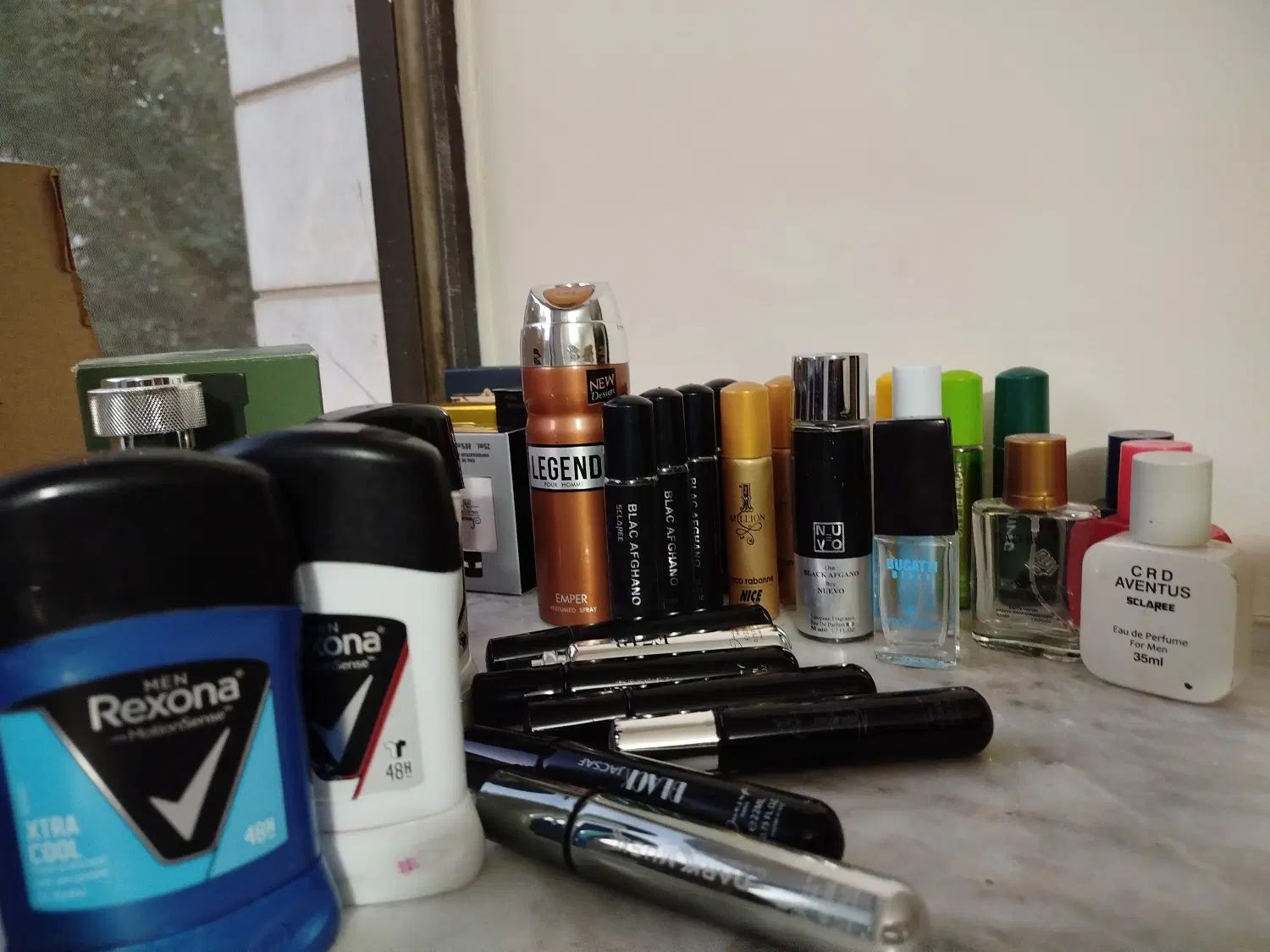 تعداد زیادی شیشه خالی عطر با جعبه|آرایشی، بهداشتی، درمانی|مشهد, کوه سنگی|دیوار