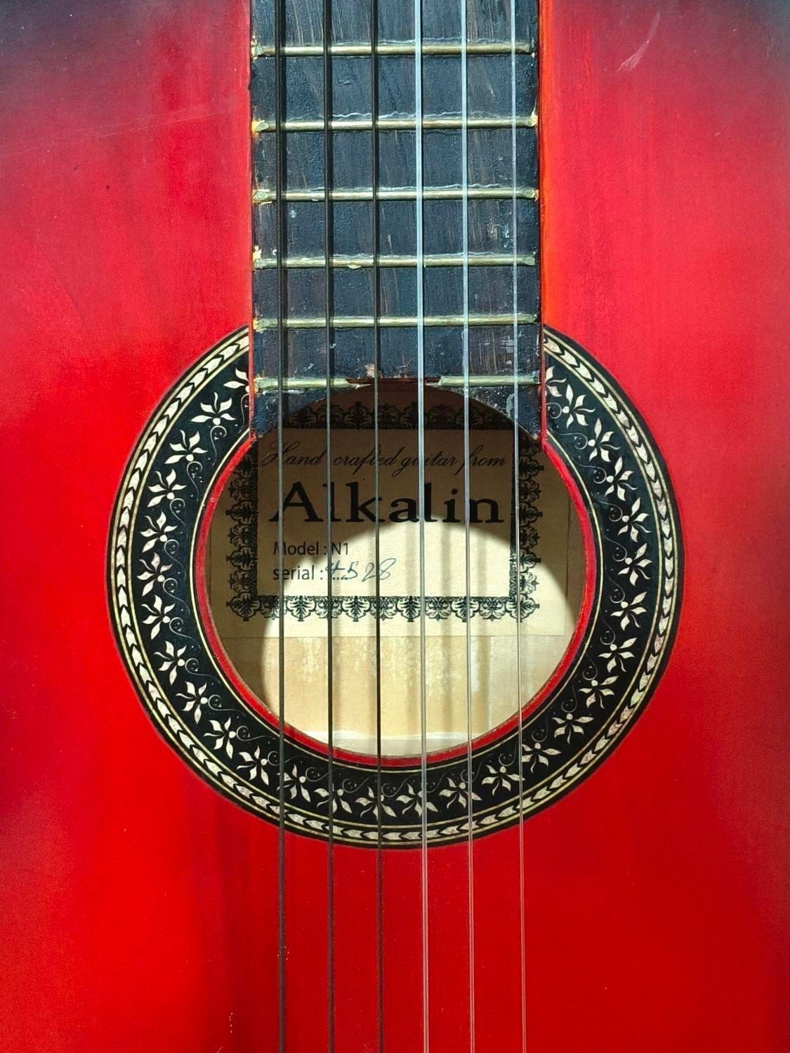 گیتار کلاسیک مدل آلکالین|گیتار، بیس، امپلیفایر|رشت, گلسار|دیوار