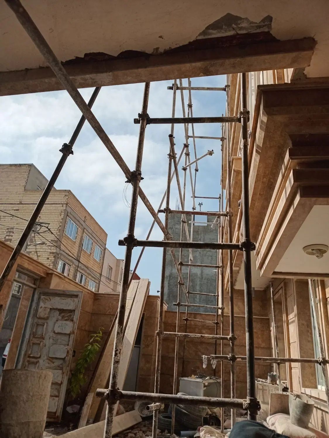 به تعدادی همکار ماهرونیمه ماهردر داربست نیازمندیم|استخدام معماری، عمران و ساختمانی|مشگین شهر, |دیوار