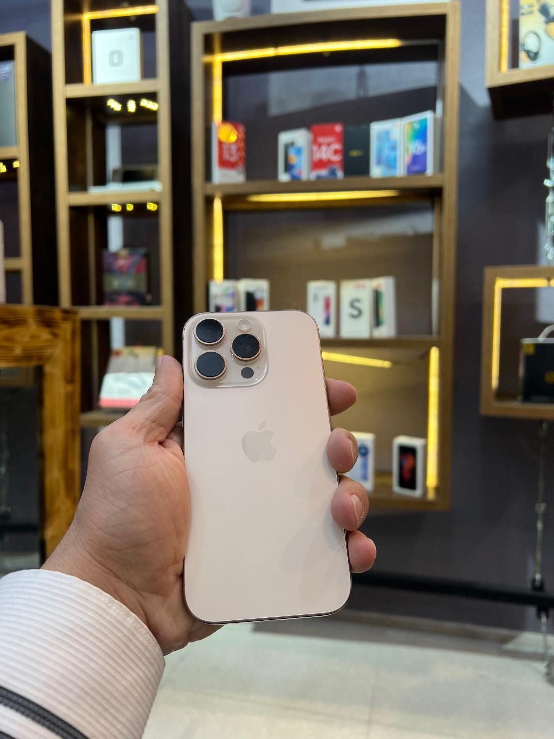 اپل iPhone 16 Pro با حافظهٔ ۲۵۶ گیگابایت ZAA|موبایل|مشهد, کوه سنگی|دیوار