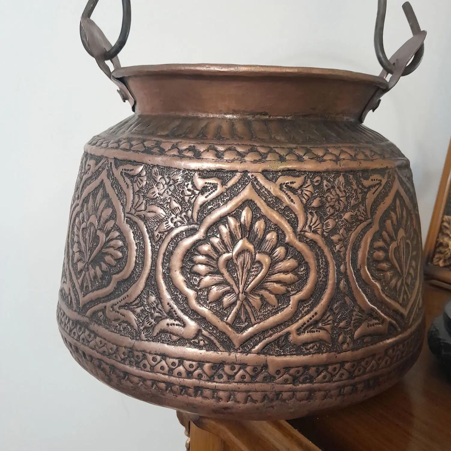 دیگ مسی قدیمی با قلمی زیبا،دور شکم یک متر|صنایع دستی و سایر لوازم تزئینی|تهران, تهران‌نو|دیوار