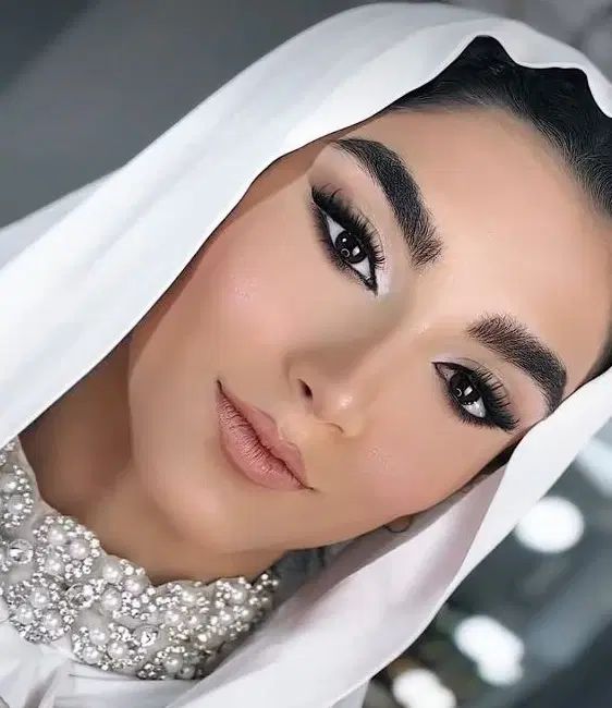 میکاپ و شینیون در سالن زیبایی و در لوکیشن شما|خدمات آرایشگری و زیبایی|تهران, هروی|دیوار