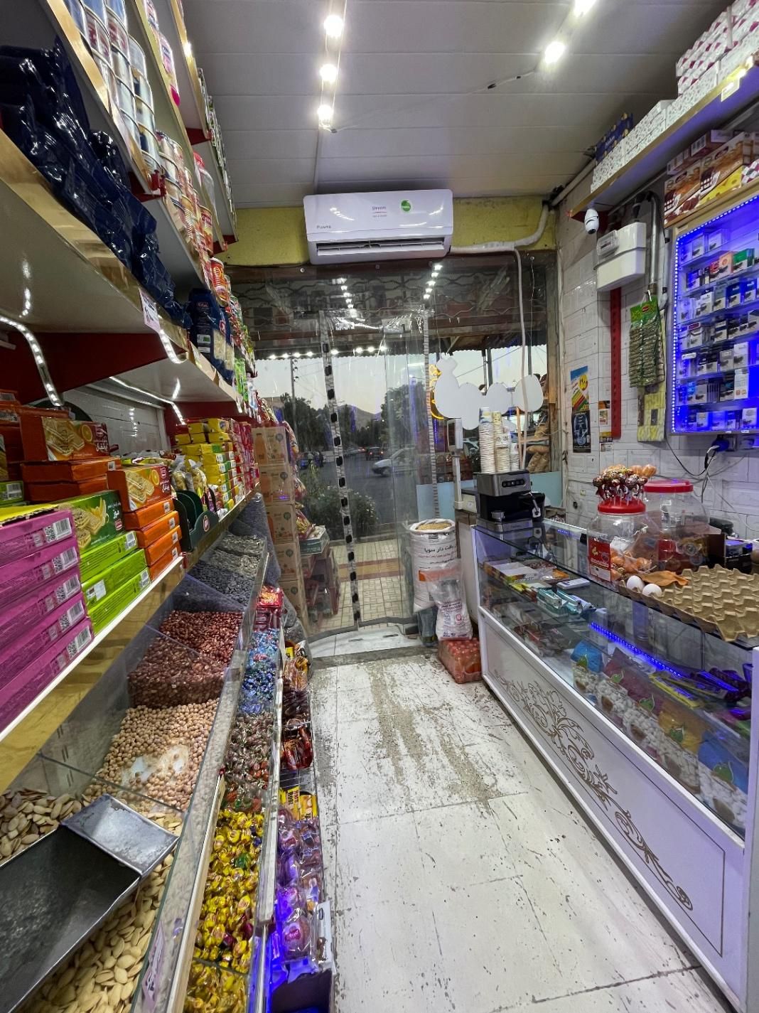 به یک نیرو فروشنده ترجیحا اقا نیازمندیم|استخدام خدمات فروشگاه و رستوران|شیروان (خراسان), |دیوار