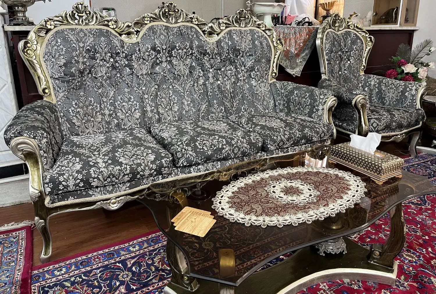مبل سلطنتی رنگ نقره‌ای چوب راش ۷ نفره (۲ میزبان)|مبلمان خانگی و میز عسلی|سمنان, |دیوار