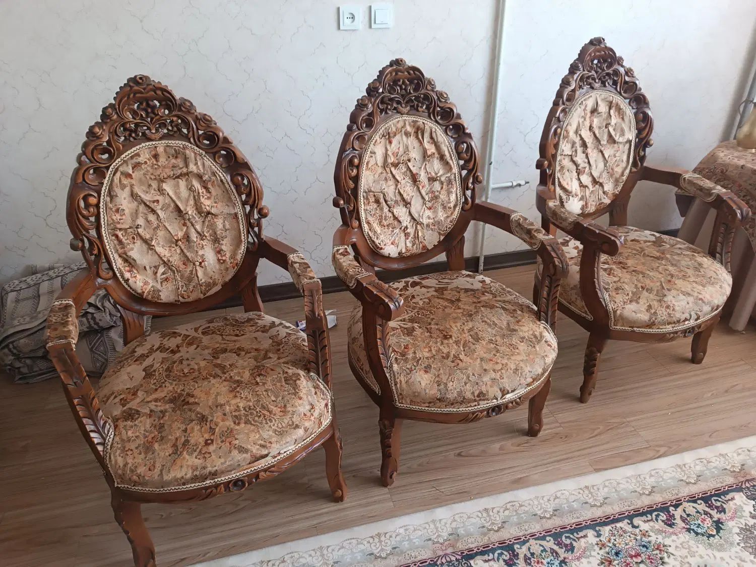 مبل سلطنتی|مبلمان خانگی و میز عسلی|اصفهان, درب سیبه علیا|دیوار