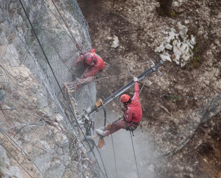 پیچ و رولپلاک آب بندی شستشو رنگ نما راپل داربست|خدمات پیشه و مهارت|پردیس, فاز ۲|دیوار
