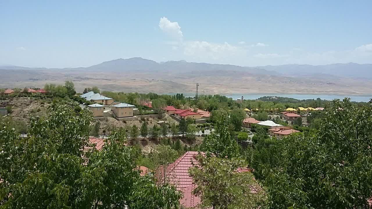 ویلا با بهترین ویو دهکده چادگان|اجارهٔ کوتاه‌مدت ویلا و باغ|اصفهان, نقش جهان|دیوار