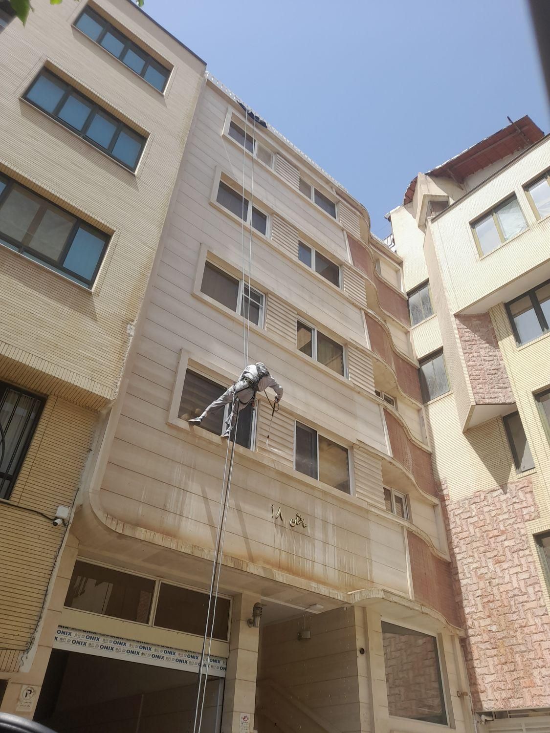 شستشو نما ساختمان شستشو شیشه با طناب|خدمات نظافت|شیراز, ابیوردی|دیوار