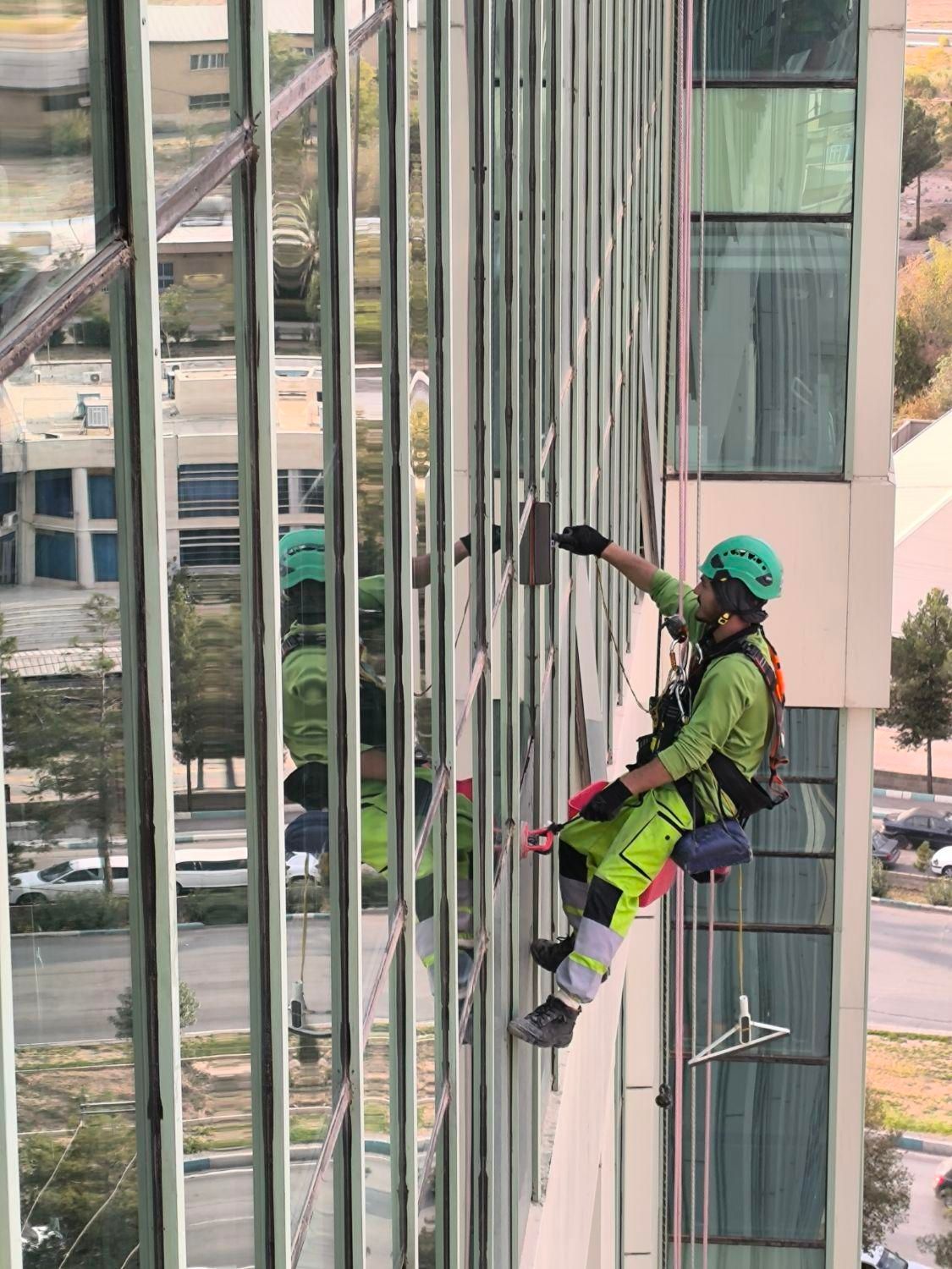 کاردر ارتفاع با طناب.راپل.بندباز.بدون داربست.پیچ|خدمات پیشه و مهارت|کرمان, |دیوار