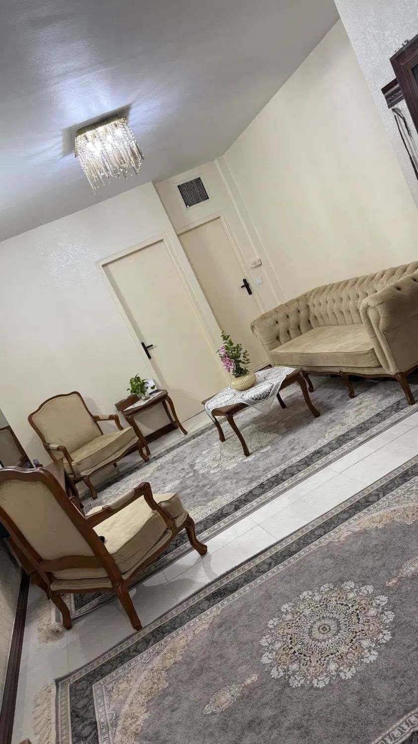 مبلمان شش نفره چستر با تشکچه دوبل|مبلمان خانگی و میز عسلی|تهران, نظام‌آباد|دیوار
