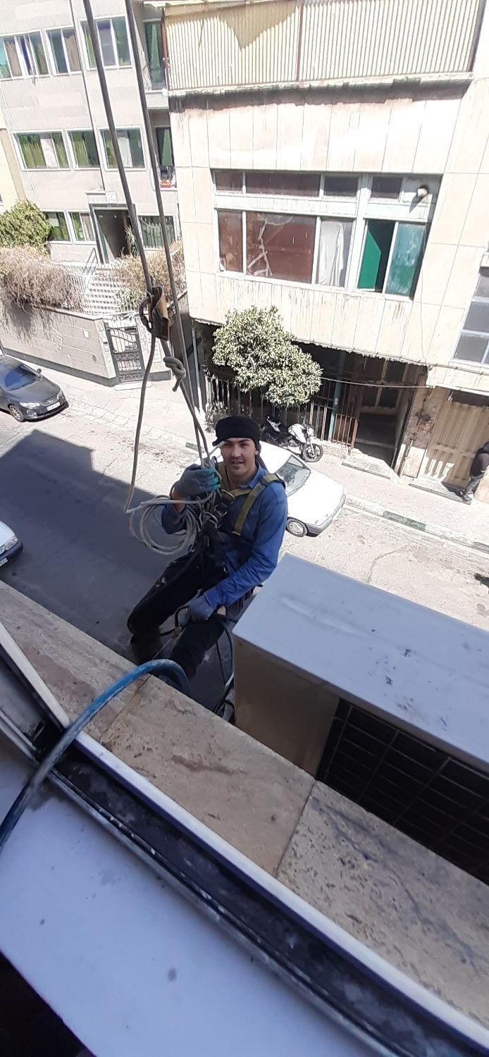 کاردرارتفاع پیچ روپلاک نماکفسابی شستشویی سنگ سابی|خدمات نظافت|تهران, ستارخان|دیوار