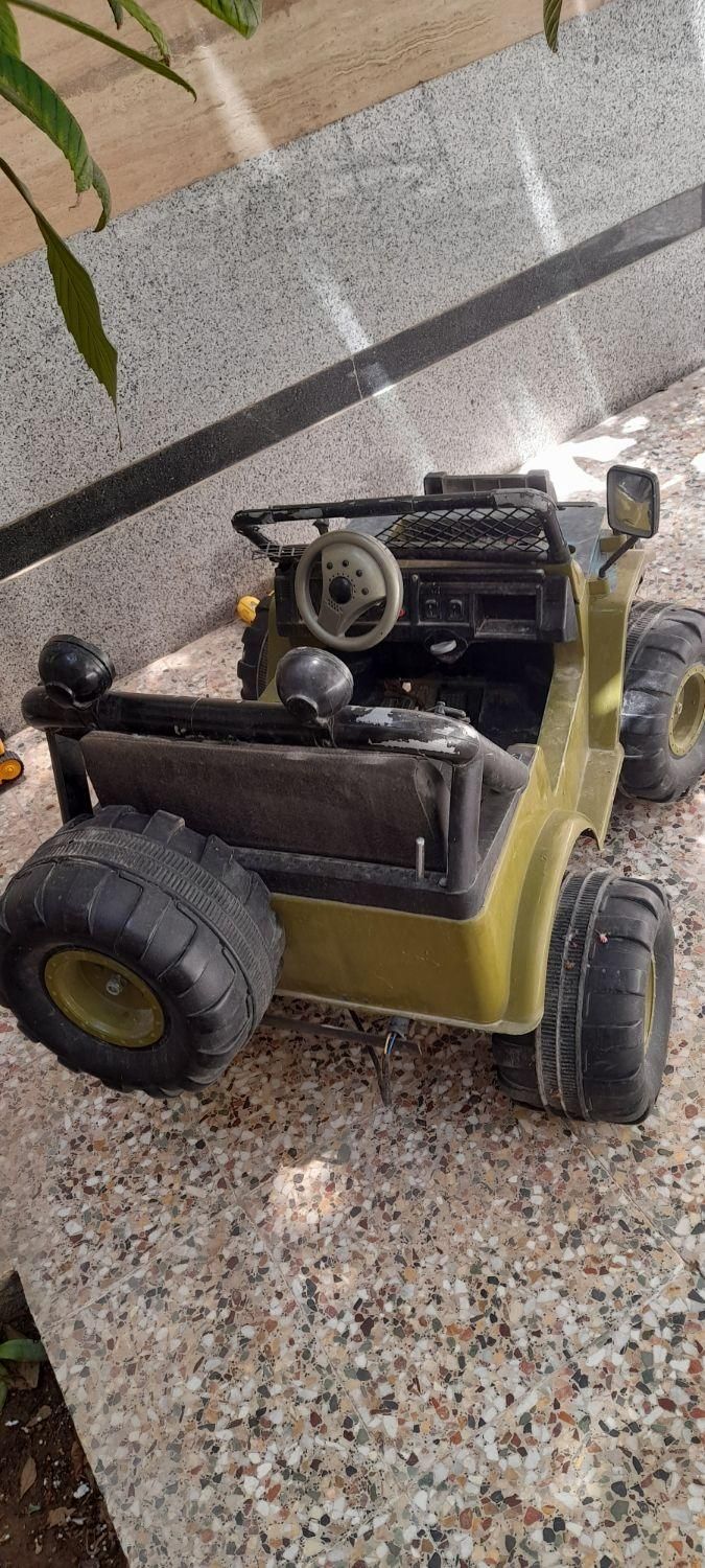 یک عدد ماشین شارژی|اسباب‌بازی بچه|شیراز, شهرک گلدشت حافظ‎|دیوار