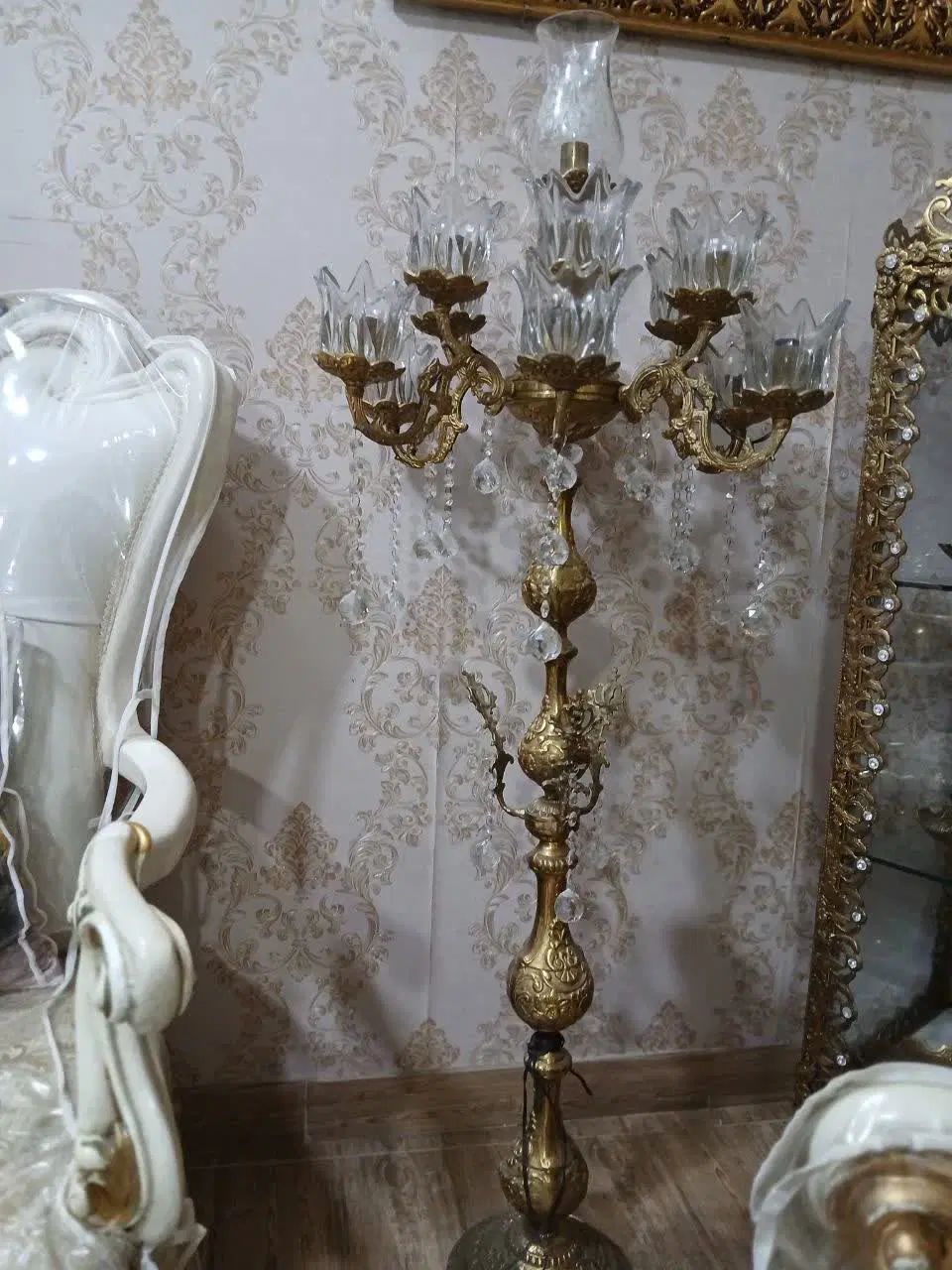 دو عدد لوستر ایستاده کنارسالنی ۱۳شعله برنز|لوستر و چراغ آویز|خرم‌آباد, |دیوار