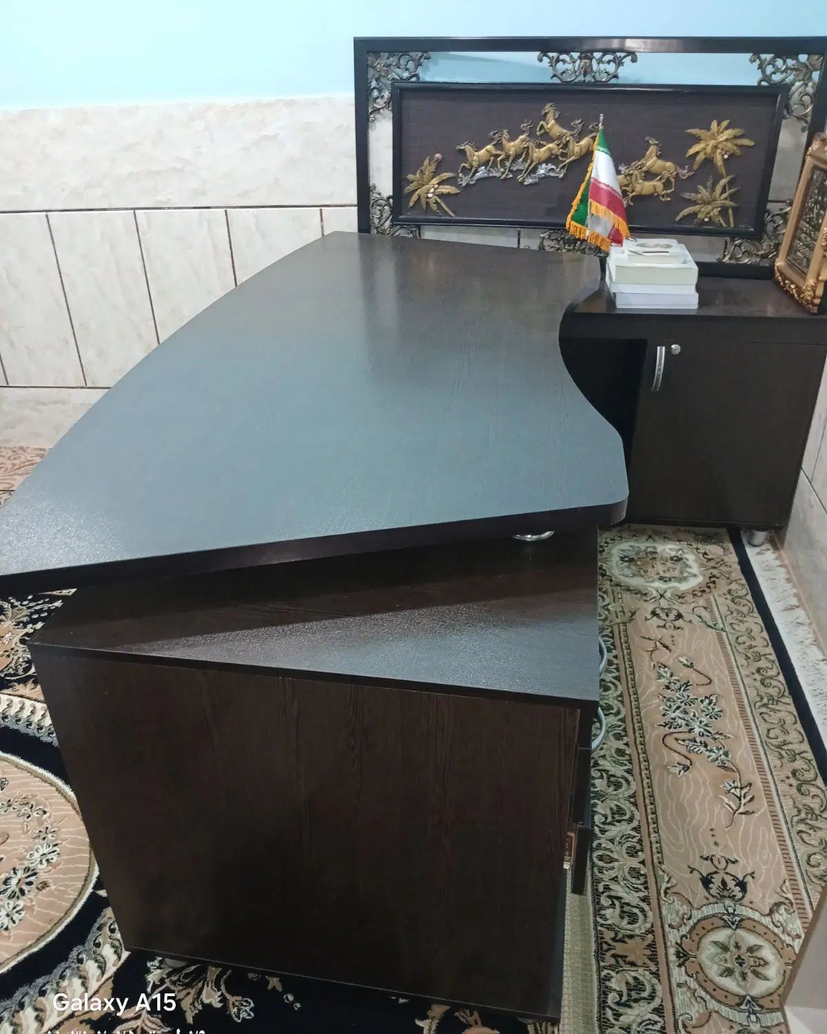 میز ریاست وصندلی چرخ دار همراه رخت آویز بزرگ اداری|مبلمان اداری|سیرجان, |دیوار