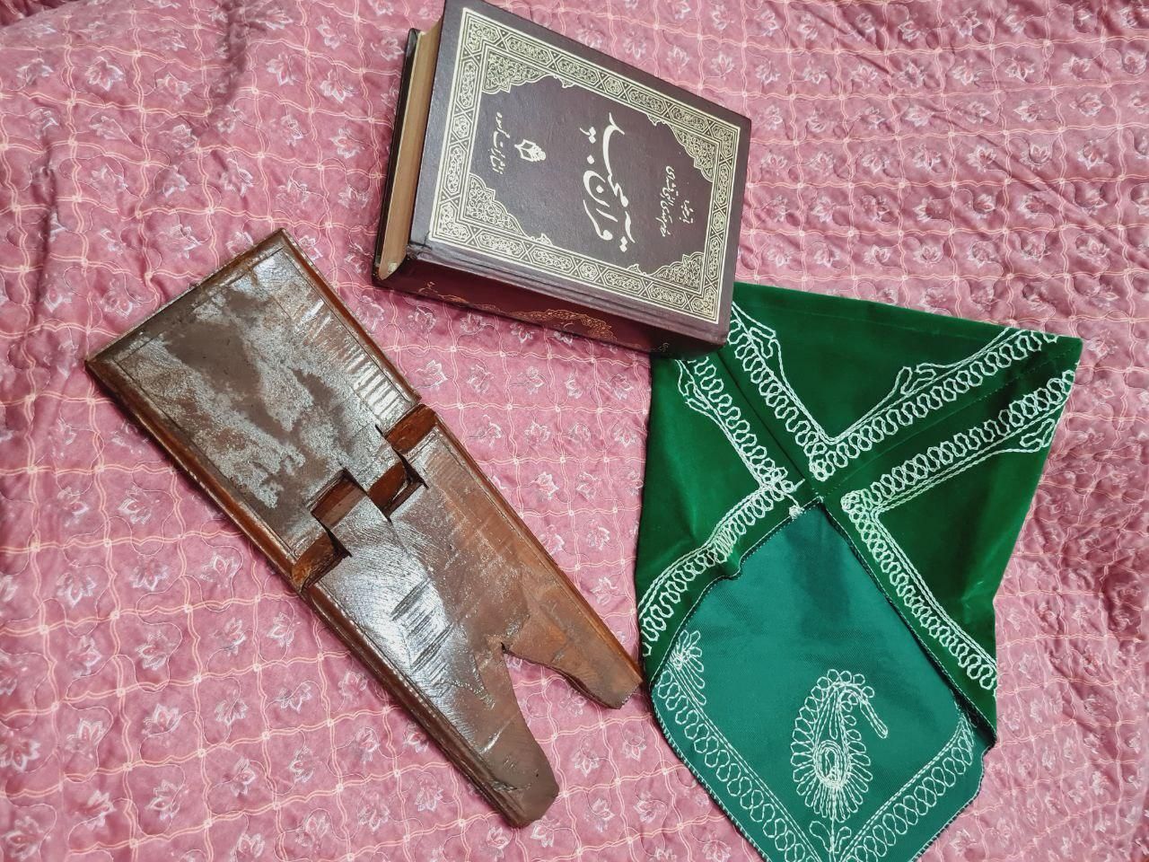 قرآن مجید و رحل و جلد مخملی|کتاب و مجله مذهبی|کرج, باغستان|دیوار