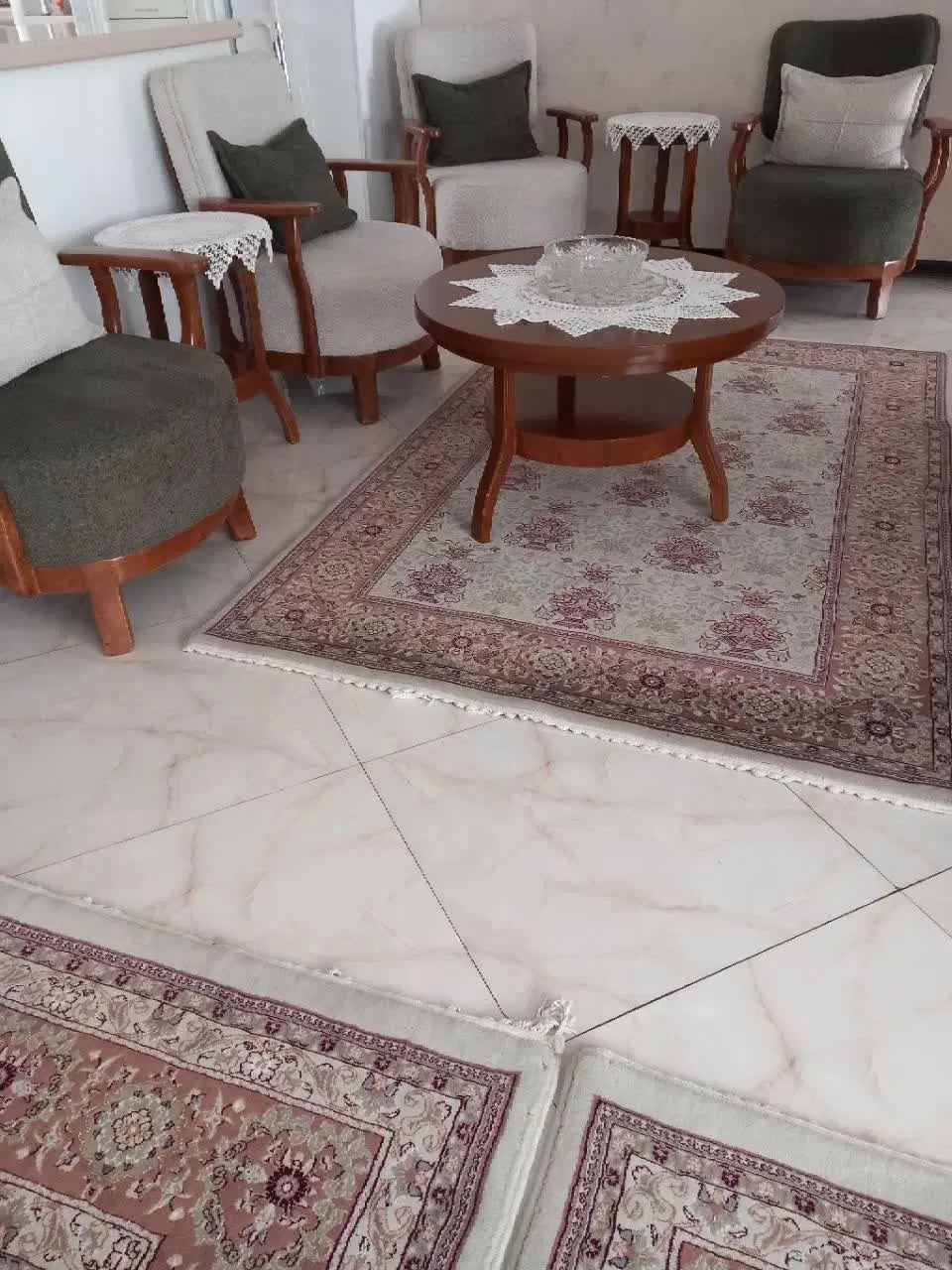 مبل راحتی ۴نفره به همراه میز وسط و ۲میز عسلی|مبلمان خانگی و میز عسلی|کرج, جهان‌شهر|دیوار