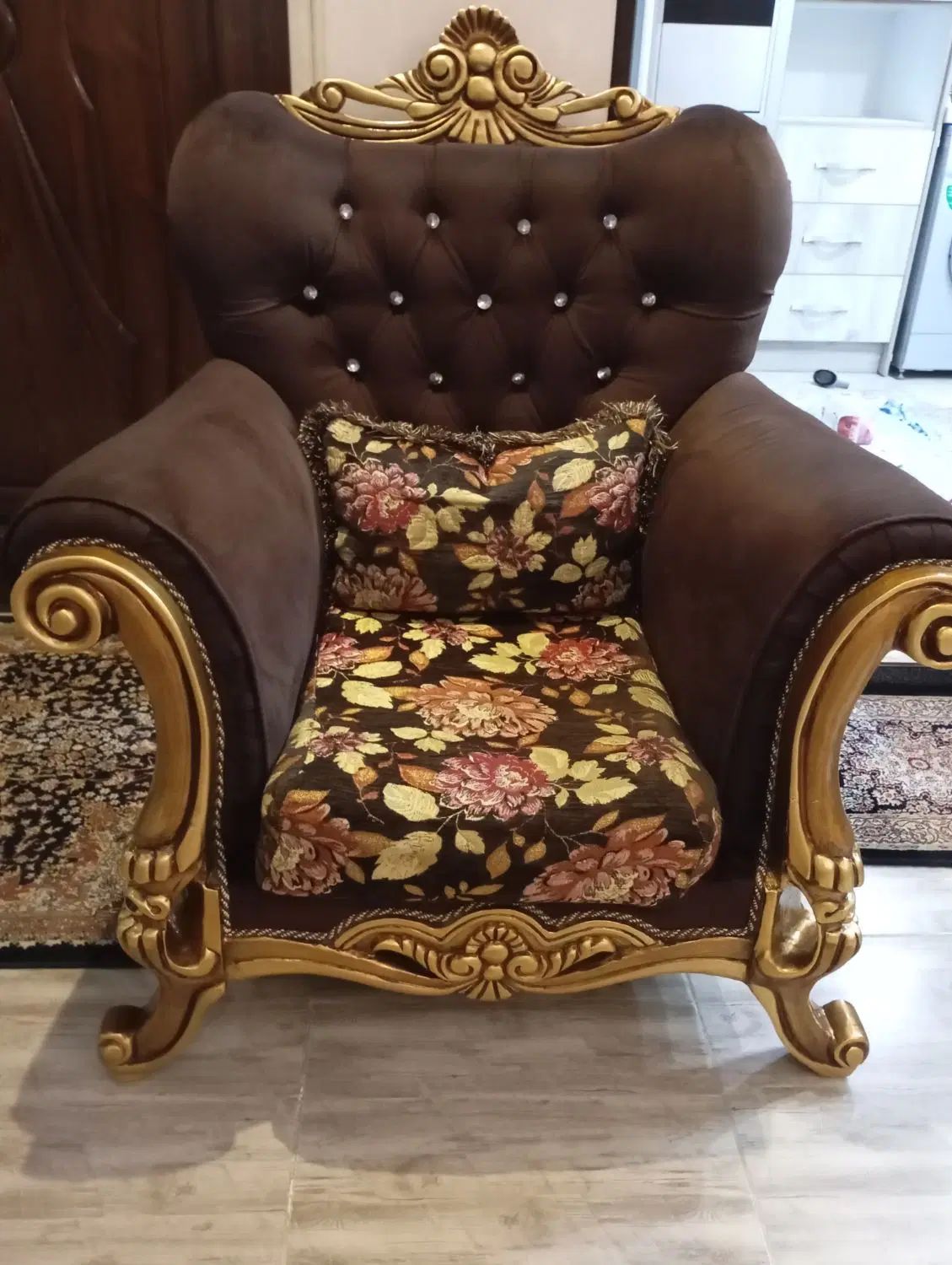 مبل۴نفره کلاسیک(به خریدار واقعی تخفیف میدیم)|مبلمان خانگی و میز عسلی|اسلام‌شهر, شهرک مفیدی|دیوار